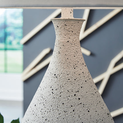 Wyattford - Metal Table Lamp - White / Black