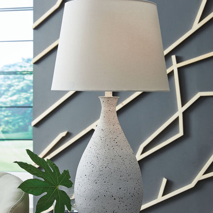 Wyattford - Metal Table Lamp - White / Black